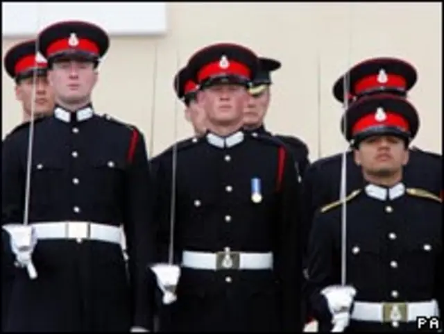 哈里王子（Prince Harry）在军队里曾因称呼一位巴基斯坦后裔军官（右前）“Paki”而被派去接受种族主义意识教育。