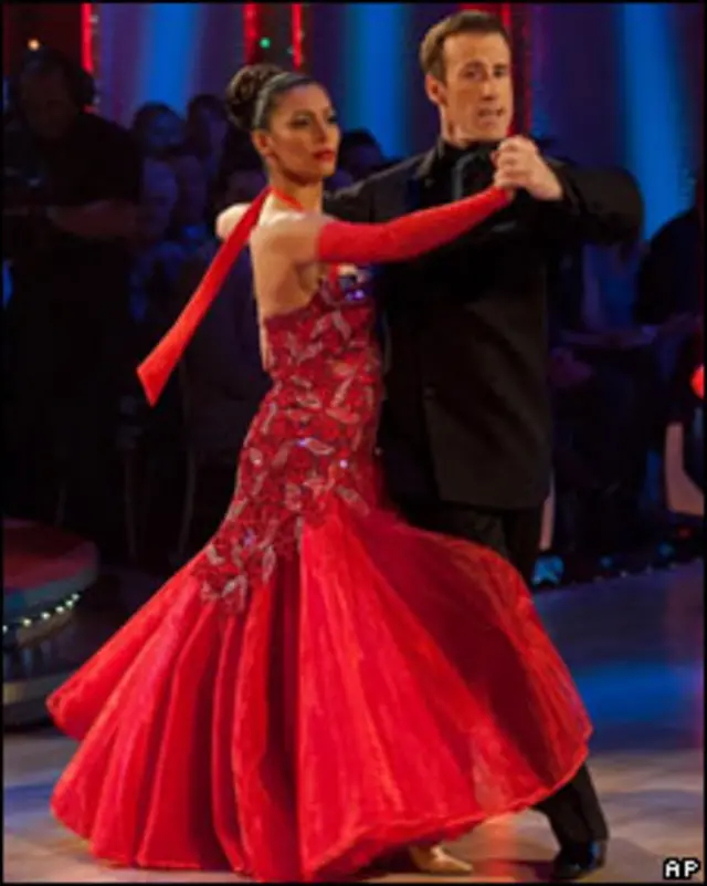 安东“无保留道歉”后两人继续跳舞。