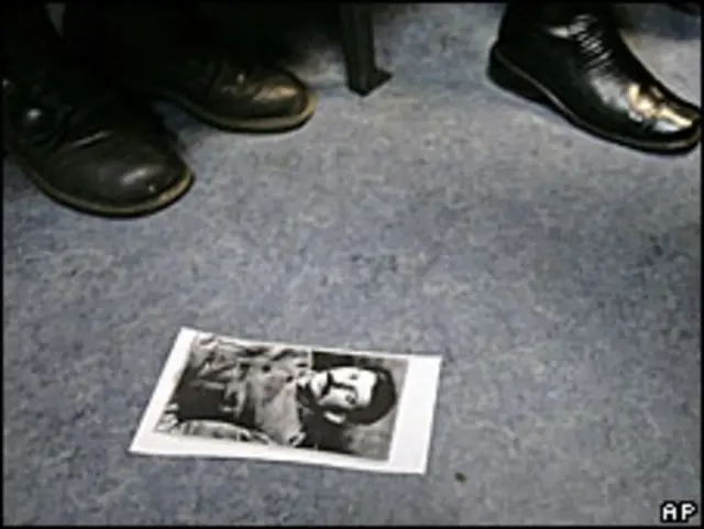 Фотография Сталина лежит на полу в суде