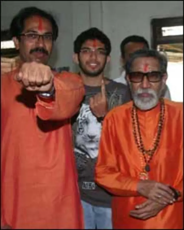 بال ٹھاکرے اپنے بیٹے اودھو کے ساتھ (فائل فوٹو)