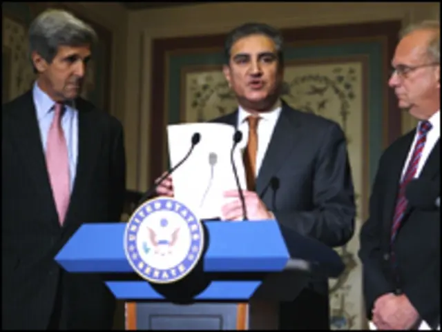 امریکی سینیٹ اور ایوان نمائیندگان کی خارجہ تعلقات کی کمیٹیوں کے چیئرمن سینیٹر جان کیری اور کانگریس مین رچرڈ برگن نے پاکستانی وزیر خارجہ کے ساتھ مشترکہ پریس کانفرنس کی