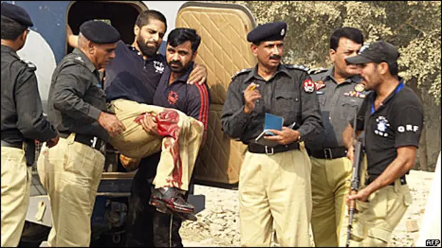 Cảnh sát Pakistan đưa người bị thương đi sau vụ tấn công tại Lahore