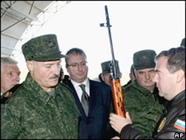 Президент России Дмитрий Медведев передает президенту Белоруссии Александру Лукашенко винтовку (архивное фото)