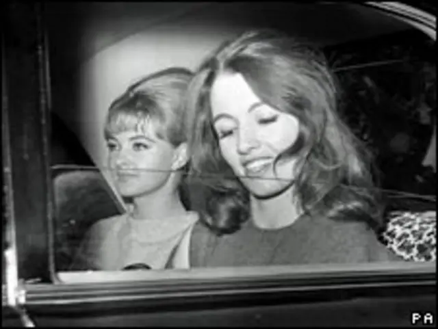 克里斯廷·奇勒(右)和朋友Mandy