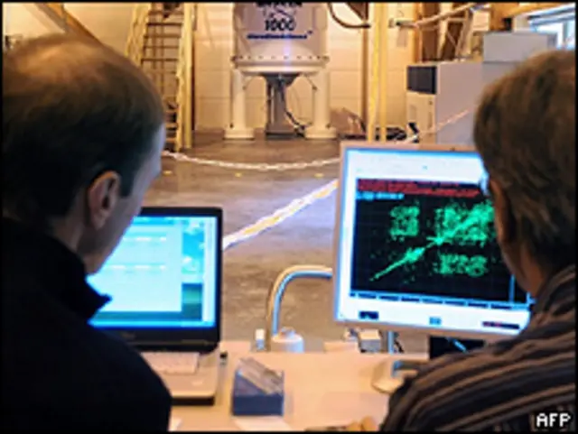 Dos jóvenes frente a sus computadoras