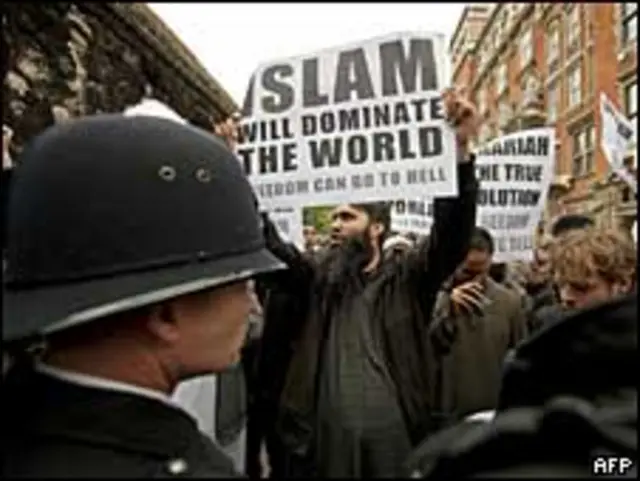 Протесты мусульман против приезда Вилдерса в Британию