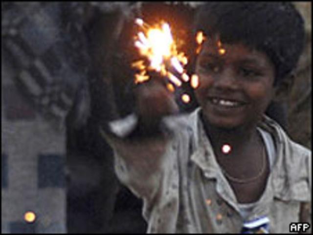 Дети с бенгальскими огнями