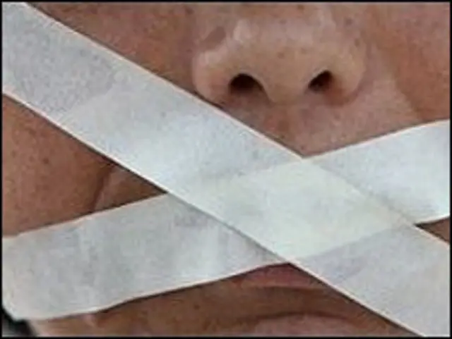 منہ ٹیپ سے بند