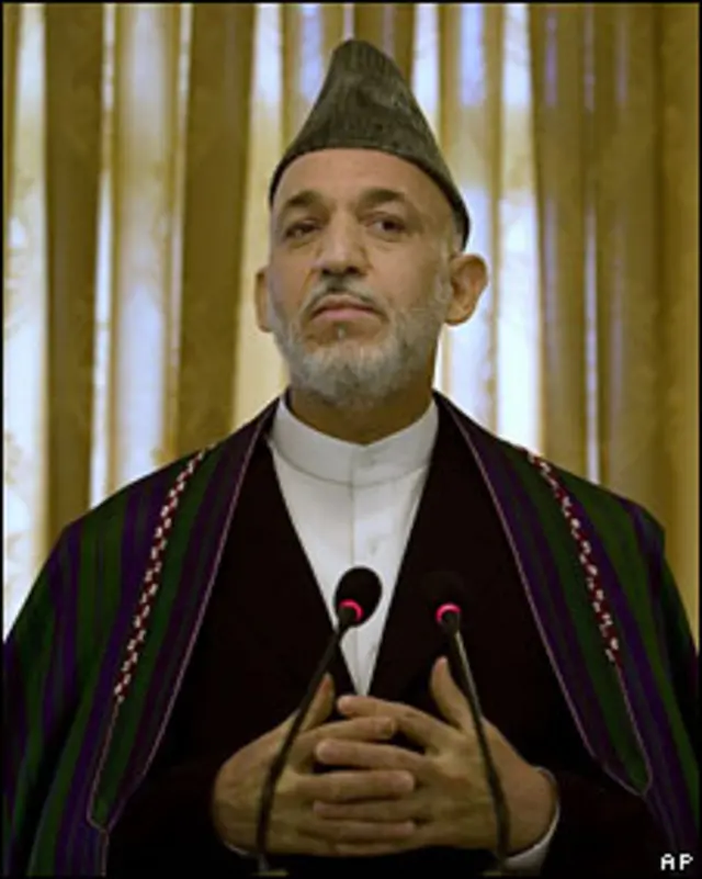 اقوامِ متحدہ کے اہکاروں نے کہا ہے کہ حامد کرزئی نے اس بات کا عندیہ دیا تھا کہ وہ اپنے ملک کے آئین کا احترام کریں گے