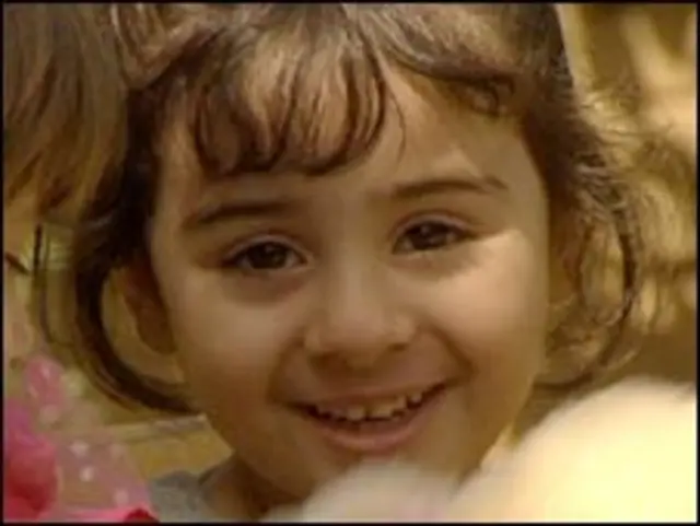 A menina Rawan, de quatro anos, libertada pelos sequestradores 