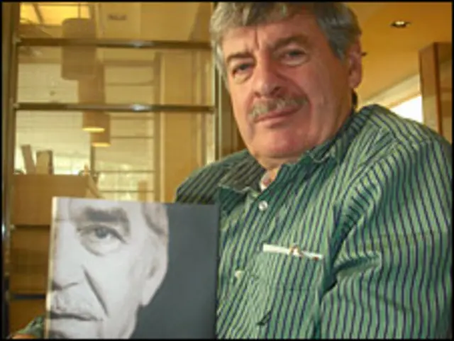 Gerald Martin sostiene una copia de su libro "Gabriel García Márquez. Una vida"