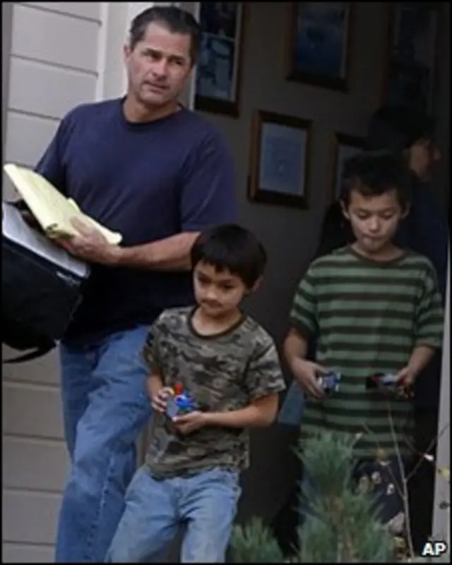 Richard, Falcon y Ryo Heene salen de su casa en Colorado