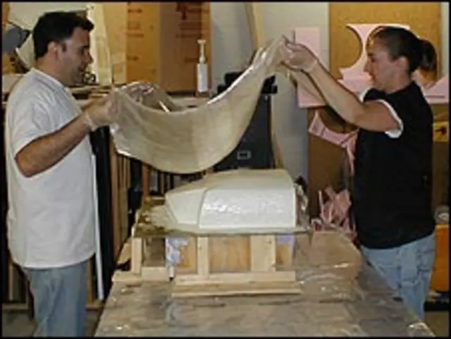 Pablo de León con una colega en el laboratorio. Foto: Planetary Space Suit Design Team