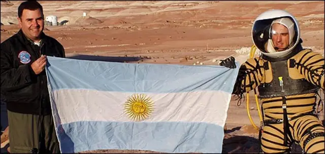 Pablo de León con una bandera de Argentina y un astronauta. Foto: Planetary Space Suit Design Team