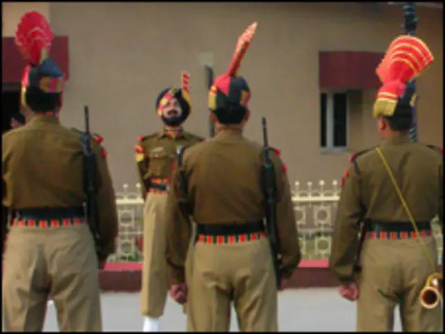 واگھہ بارڈر پر پریڈ کی تصویر