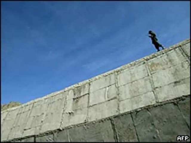 Un soldado iraní vigila la frontera entre Irán, Pakistán y Afganistán. Foto de archivo: 02/12/2003