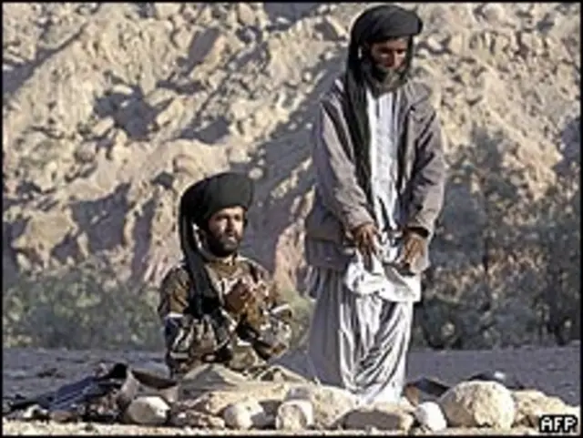 Miembros de la tribu Bugti, en Baluchistán, vigilan el área cercana a la ciudad de Dera Bugti en Baluchistán. Foto de archivo: 23701/2006