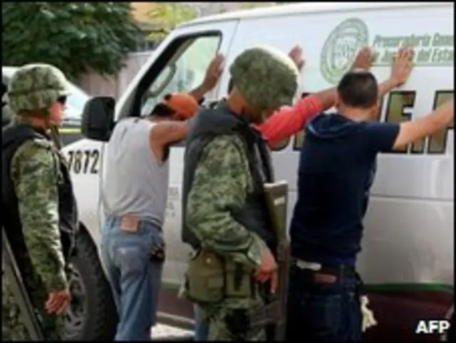 Soldados revisan a unos ciudadanos en Ciudad Juárez