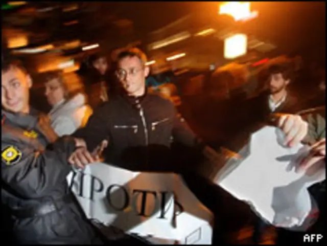 Московская милиция разгоняет акцию протеста