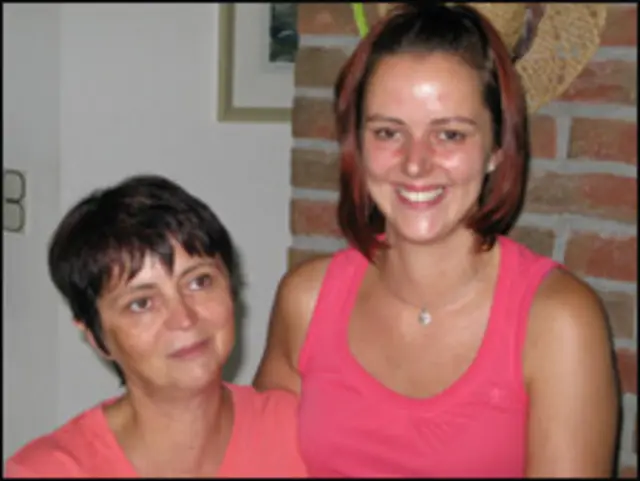 Ha mẹ con Karin và Katrin