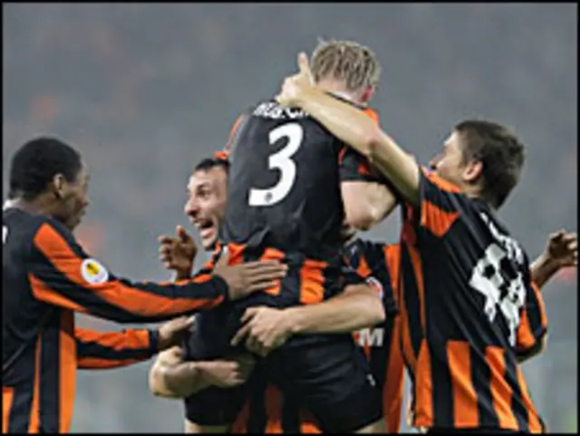 "Шахтар" радіє голу, жовтень 2009. Оголошення про 4 місце в рейтингу - також привід для радості