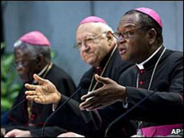 Bispos reunidos no Vaticano 23/10/2009. Foto AP