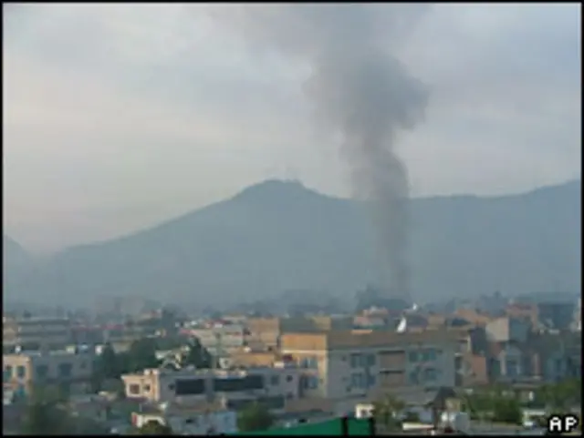 Khói bay trên tòa nhà ở Kabul