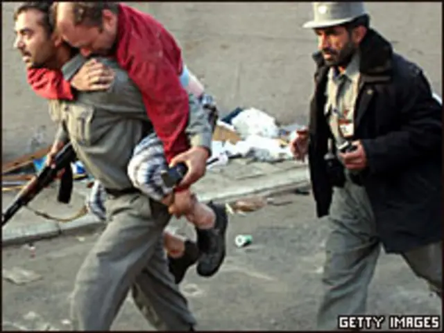 Soldado carrega ferido