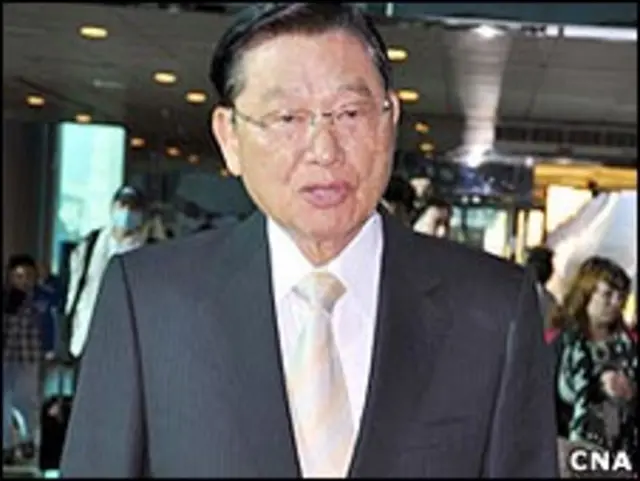 台湾海基会董事长江丙坤在台北桃园机场(台湾中央社图片28/10/2009)