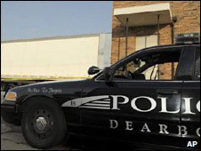 حصار لموقع الهجوم في ديربورن