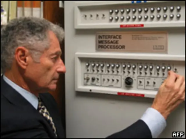 Leonard Kleinrock frente al primer sistema de internet