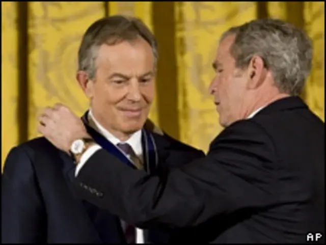 Tony Blair recebe um abraço do ex-presidente americano George W. Bush (arquivo)