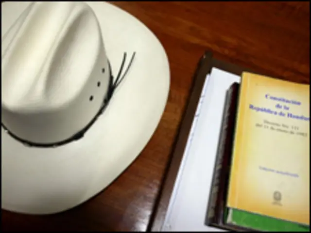 El sombrero de Manuel Zelaya y la Constitución hondureña
