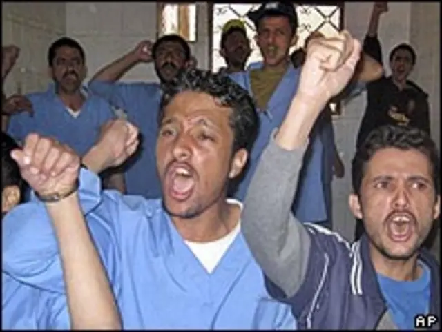 متمردون حوثيون خلال محاكمة في صنعاء