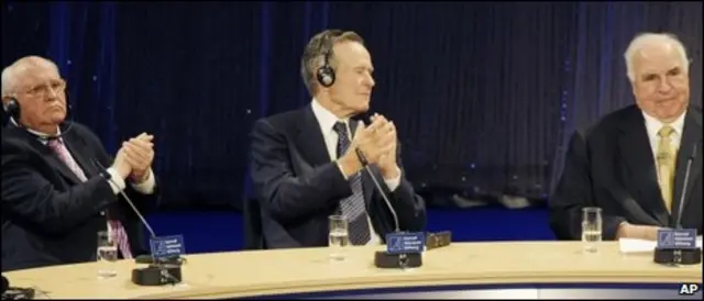 Mikhail Gorbachev (esq), George Bush e Helmut Kohl reunidos em Berlim