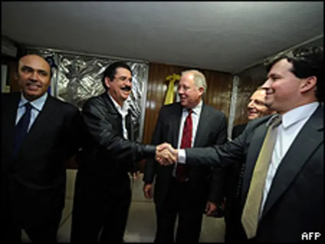 Zelaya (izq.), Thomas Shannon (cen.) y Dan Restrepo 