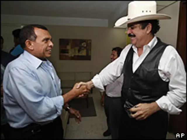 Porifirio Lobo (izq.) y Manuel Zelaya