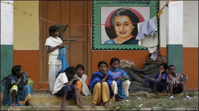 Жители Индии у плаката с портретом Индиры Ганди