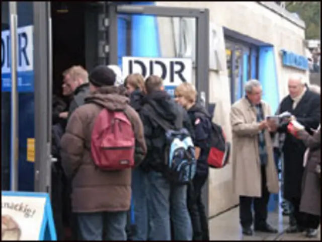 博物馆门前众多的到访者