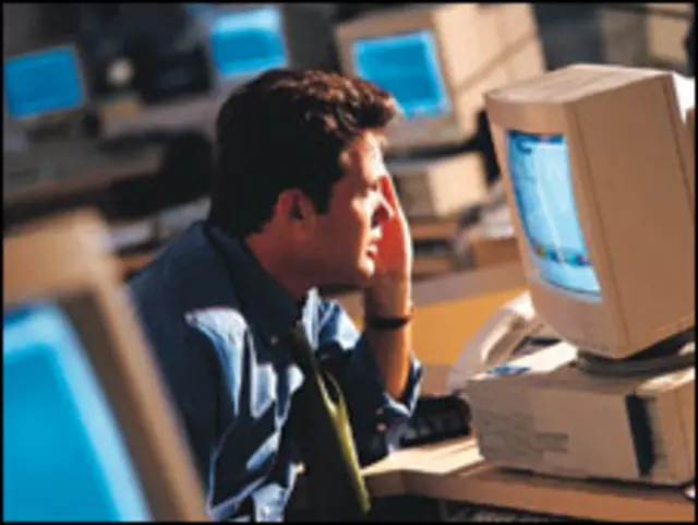 Мужчина за компьютером