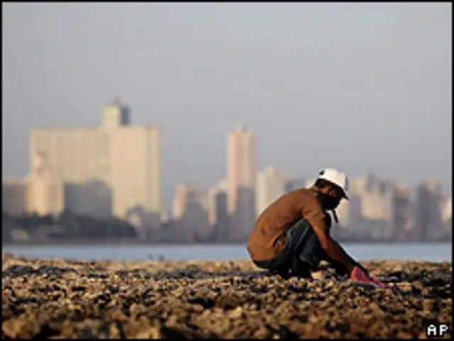 Un cubano se fuma un cigarro cerca del mar en La Habana
