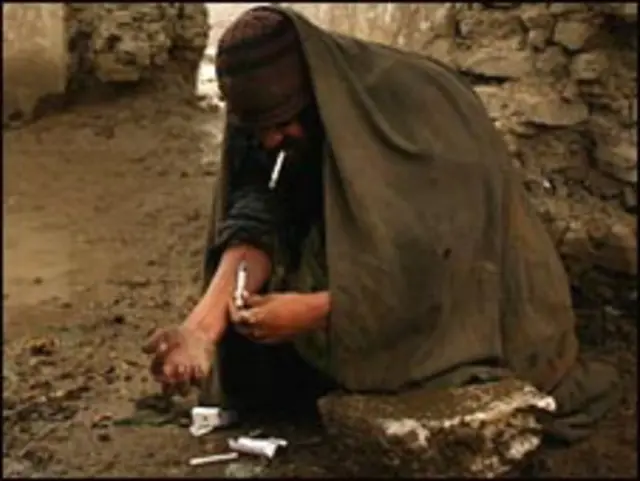 ایچ ای وي او نشې یو له بل سره تړلي. د کابل د سوخته پل لاندې دا واړه ډلې په خورا بدو حالاتو کې ژوند کوي