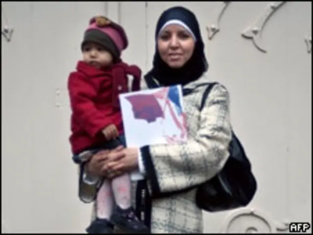 Женщина-иммигрантка с ребенком