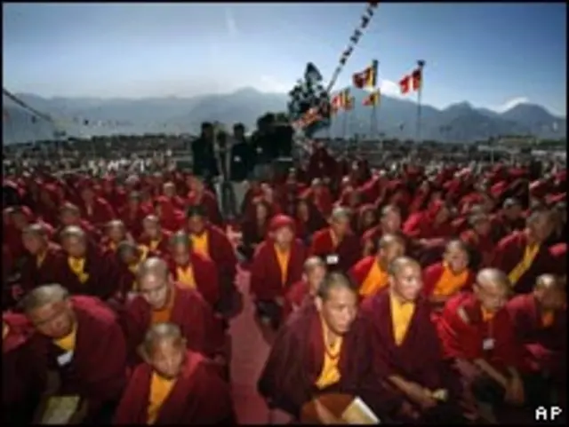 Biksu dengarkan Dalai Lama