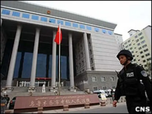 警察在乌鲁木齐中级法院外巡逻(中新社图片12/10/2009)