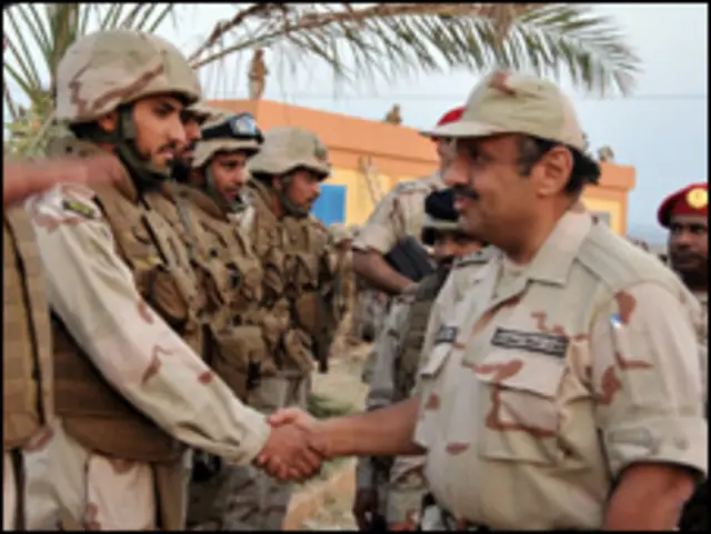 خالد بن سلطان مع قوات بلاده