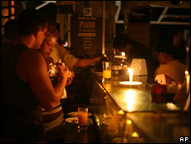 Clientes comem à luz de velas em restaurante do Rio de Janeiro durante o apagão