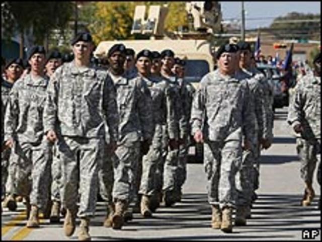 Militares estadounidenses marchando
