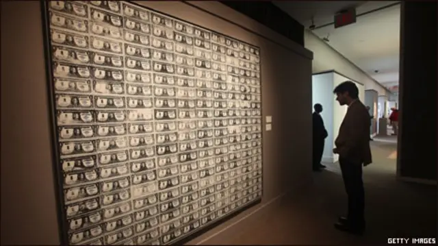 Посетитель аукциона рассматривает полотно Уорхолла