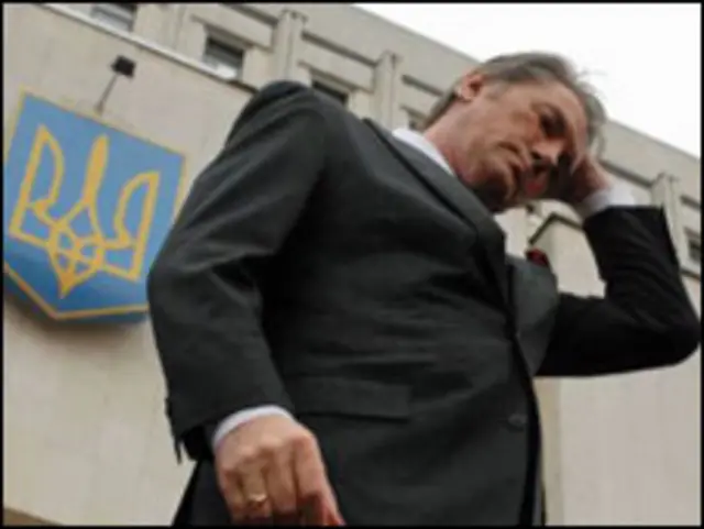 Ющенко біля ЦВК у день подачі документів на реєстрацію кандидатом